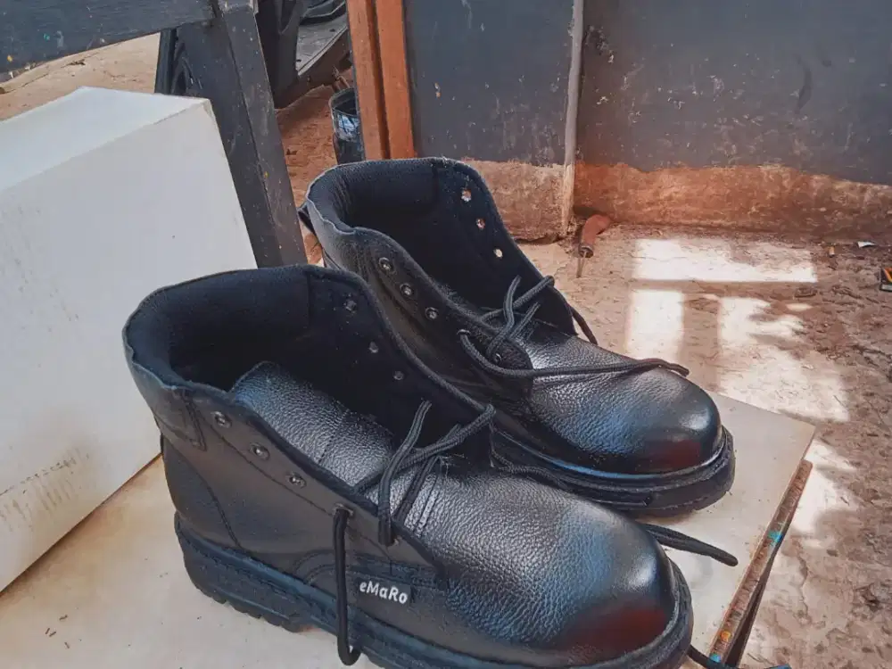Sepatu safety e'maro ukuran 39