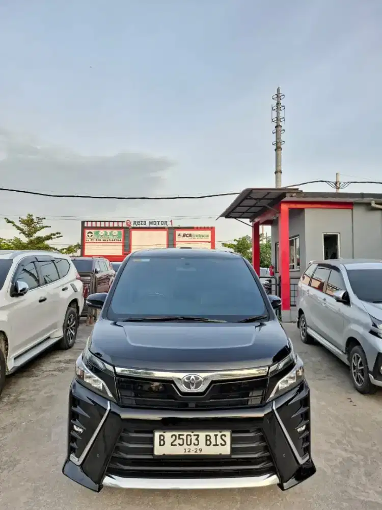 Voxy 2019 matic. Km 99rb antik