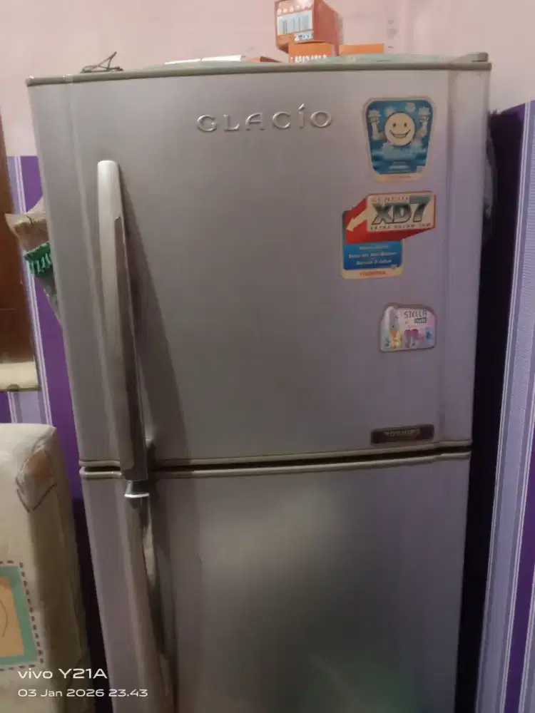 Ingin menjual kulkas 2 pintu merk GLACIO toshiba