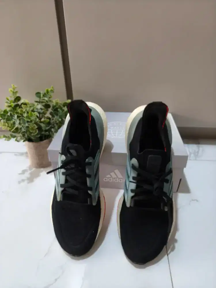 Sepatu lari / Running shoes Adidas ultra boost light hitam ORIGINAL