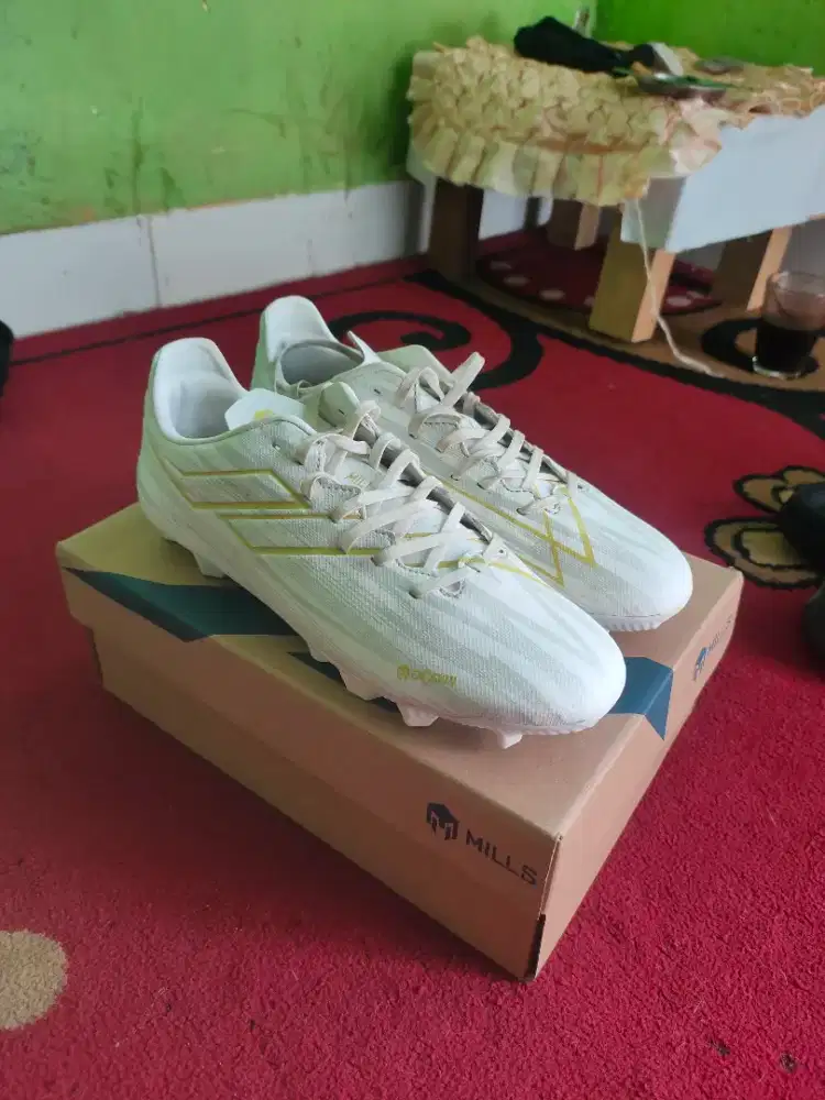 Sepatu bola mills espada junior