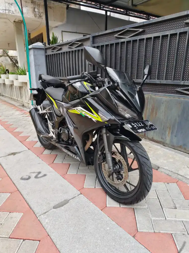 Honda CBR 150R ganteng, siap pakai