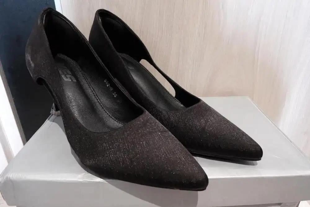 Black Pointed Heels Elegant (local brand)