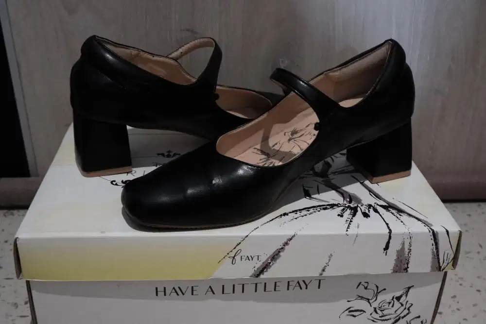 Mary Jane heels hitam dengan strap manis
