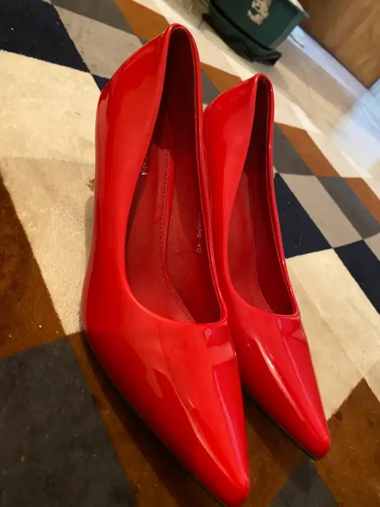 Sepatu merah merk Dearva lusica