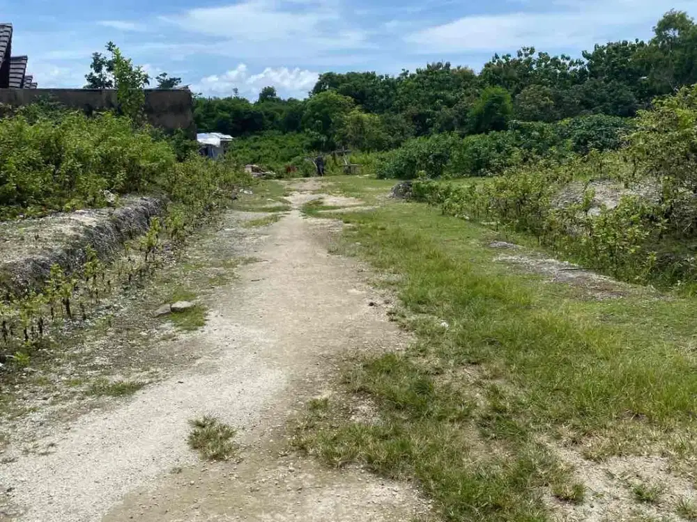 Tanah di jalan utama goa gong ungasan