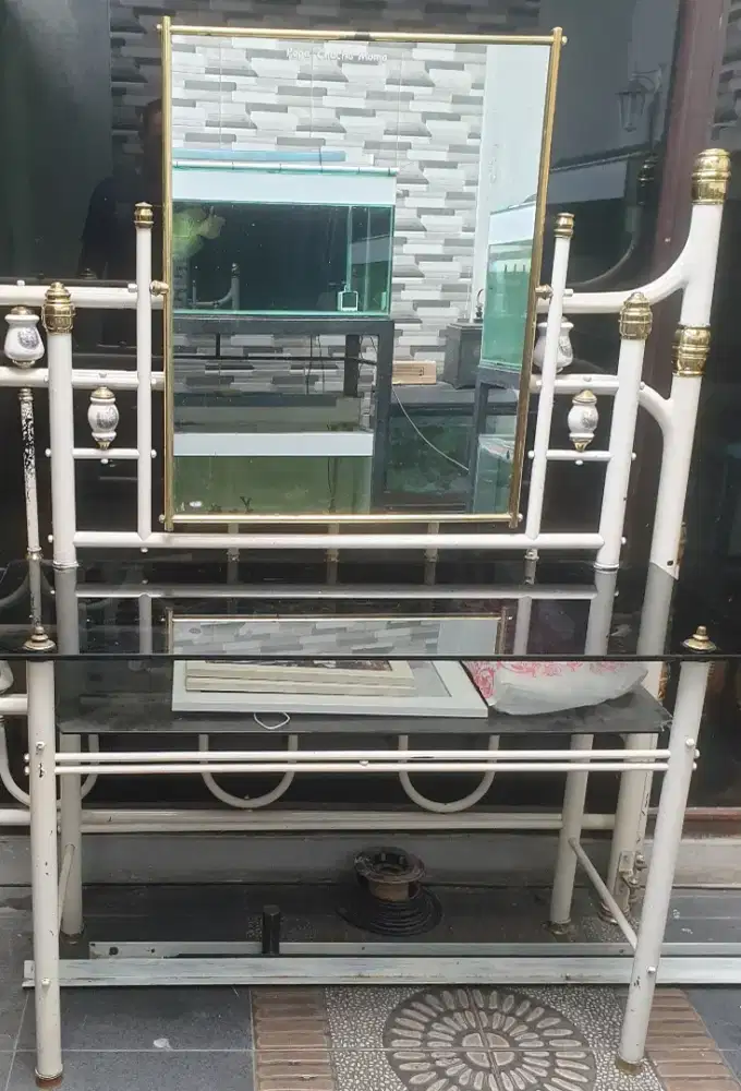 Meja rias & tempat tidur besi