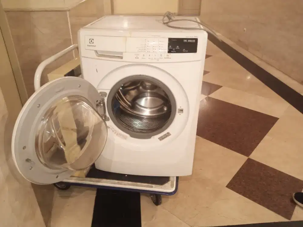 Mesin Cuci Elektrolux Nyala Brng ad di apartemen palmerah