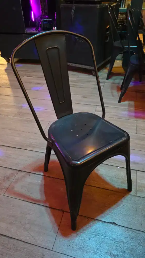 Kursi besi Tolix ex cafe
