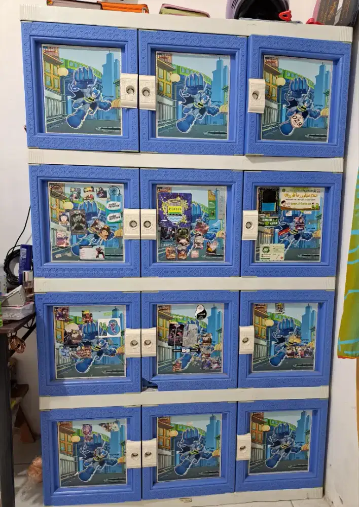 Lemari Plastik Biru
