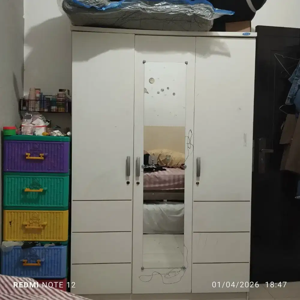 Lemari 3 pintu ,ada kaca panjang