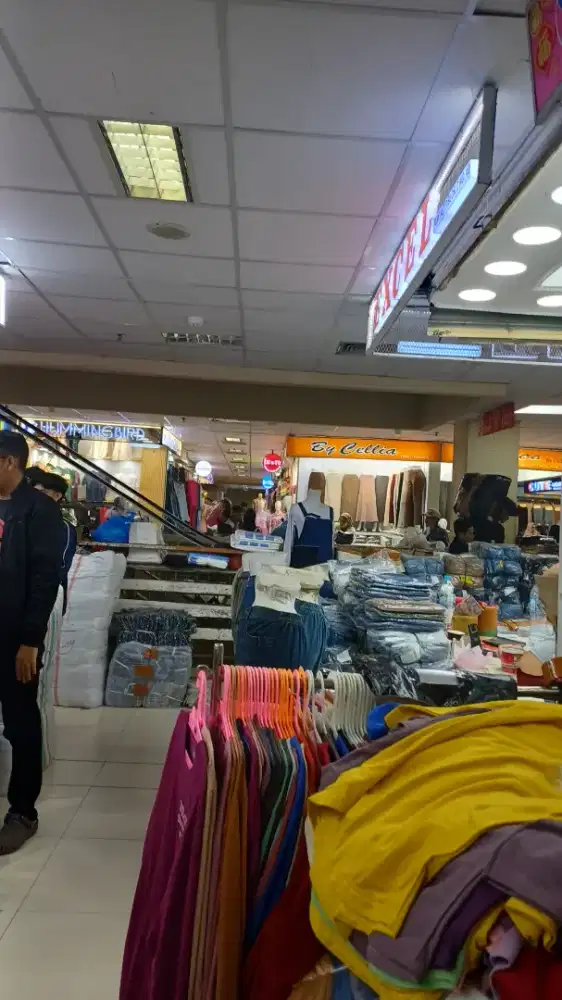 Membuka lowongan karyawati toko