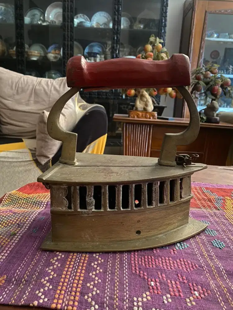 Setrika Kuningan Antik