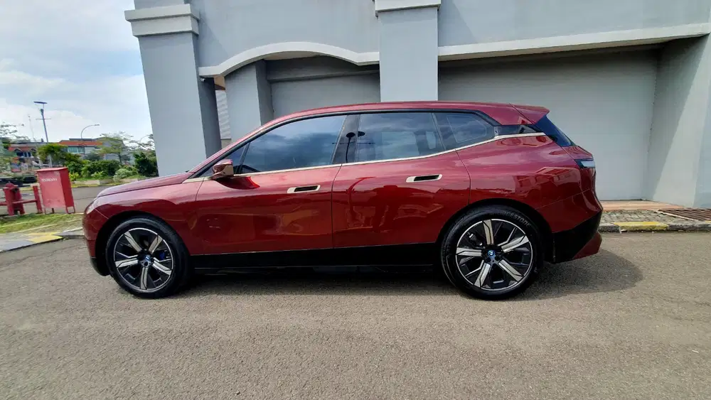 BMW iX 2023 Listrik