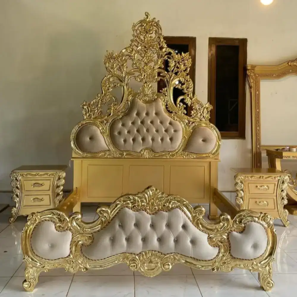 Tempat tidur costum classik