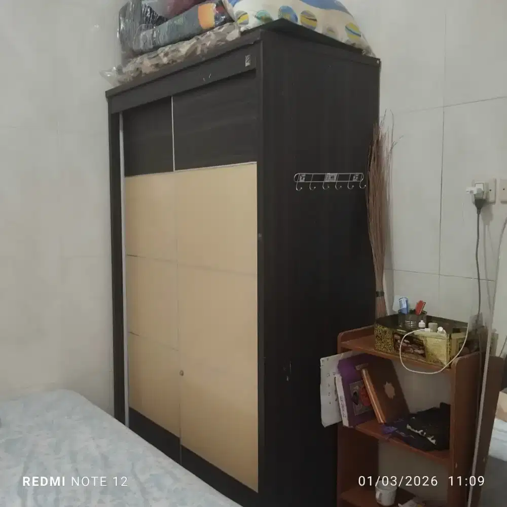 Lemari geser 2 pintu, bahan plywood kuat dan berat