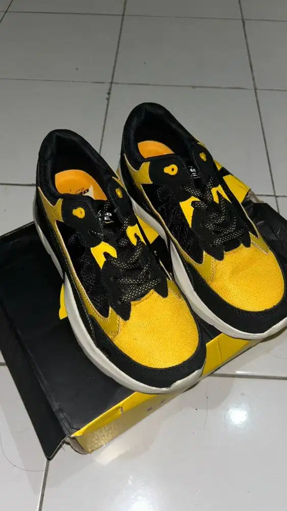 UNERD X ONIC yellow throne