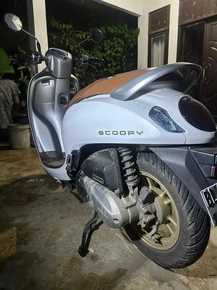 Motor Scoopy Putih Tahun 2021