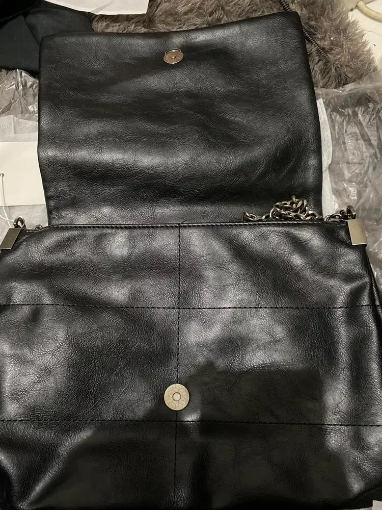 Tas bahu wanuga warna hitam