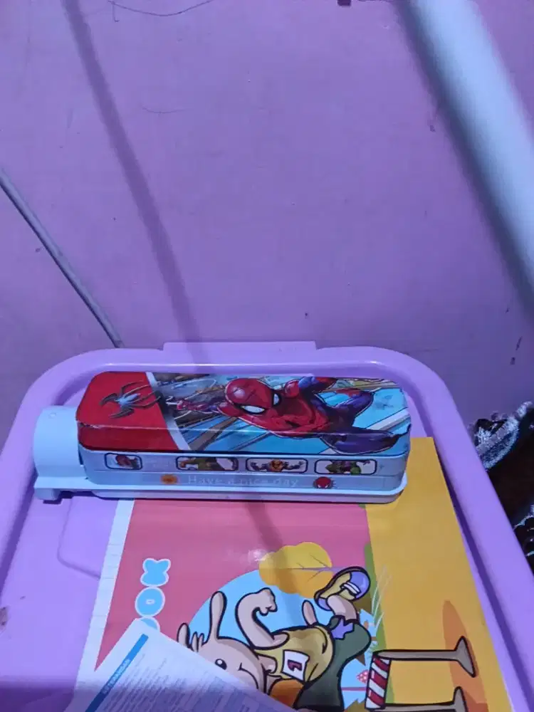 Tempat pensil kereta