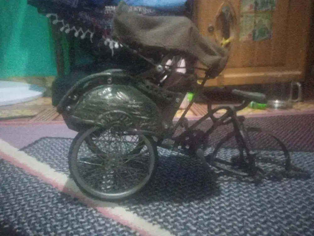 Hiasan Meja Becak antik