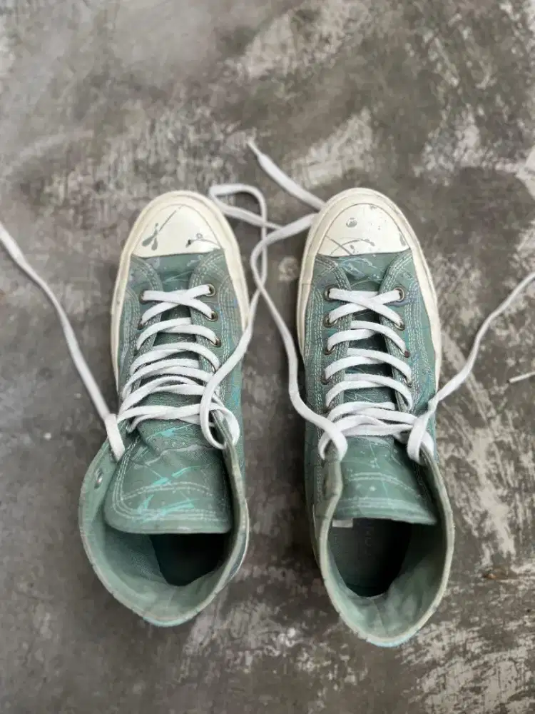 Converse Chuck 70 High 'Paint Splatter' dalam warna Admiral Elm Green.