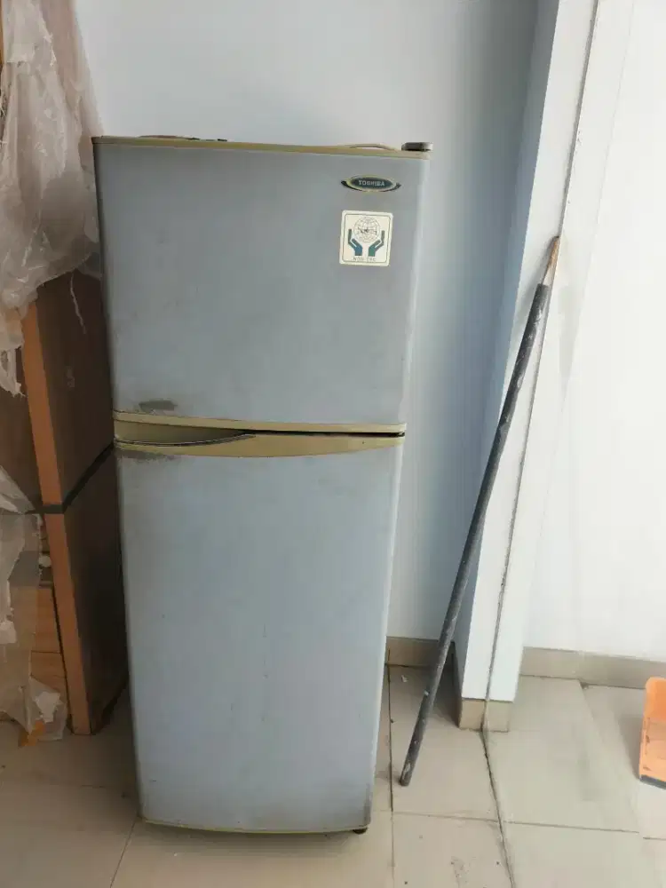 Kulkas 2 pintu kapasitas 250 liter thosiba