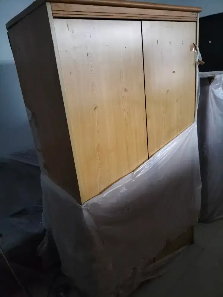Lemari pakaian 2 pintu