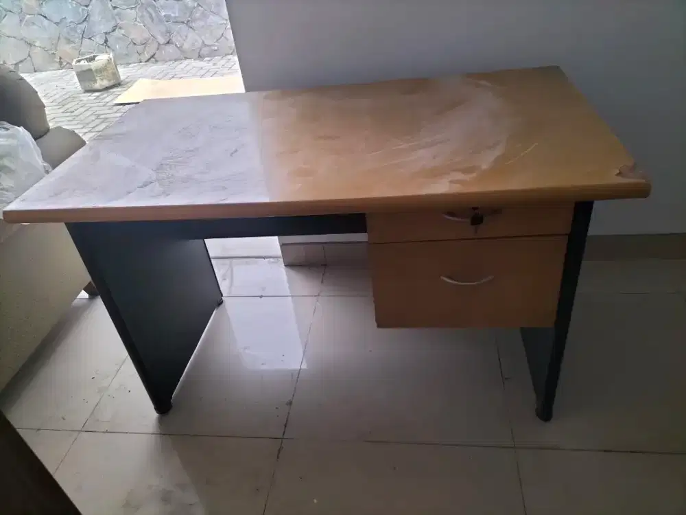 Meja kantor kayu