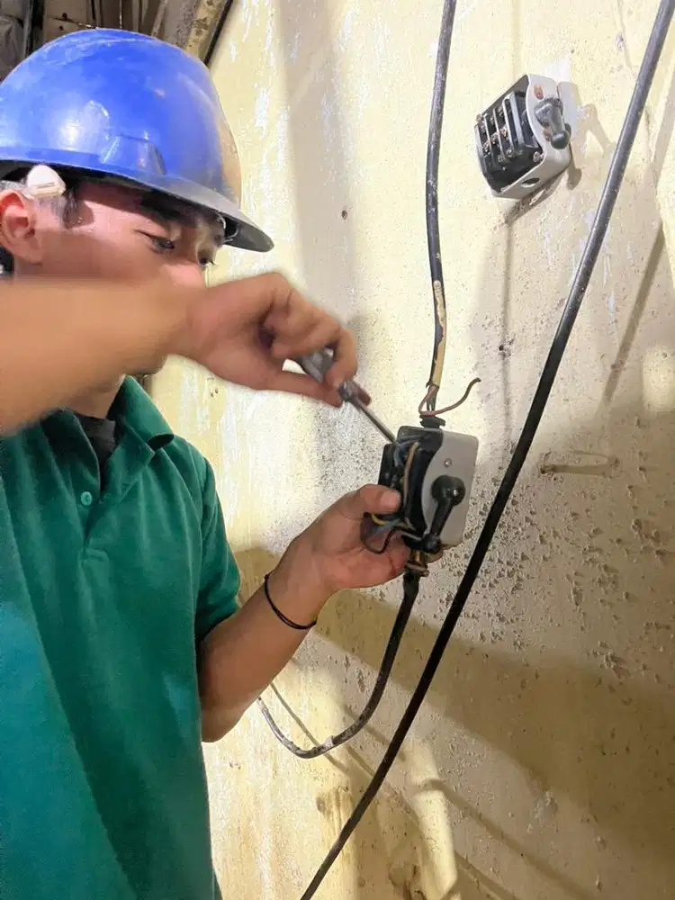 Tukang listrik harian rumah