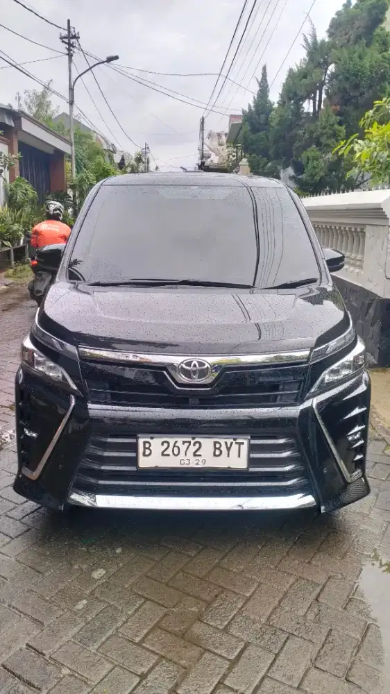 TOYOTA VOXY 2.0 AUTOMATIC 2019 HITAM METALIK
