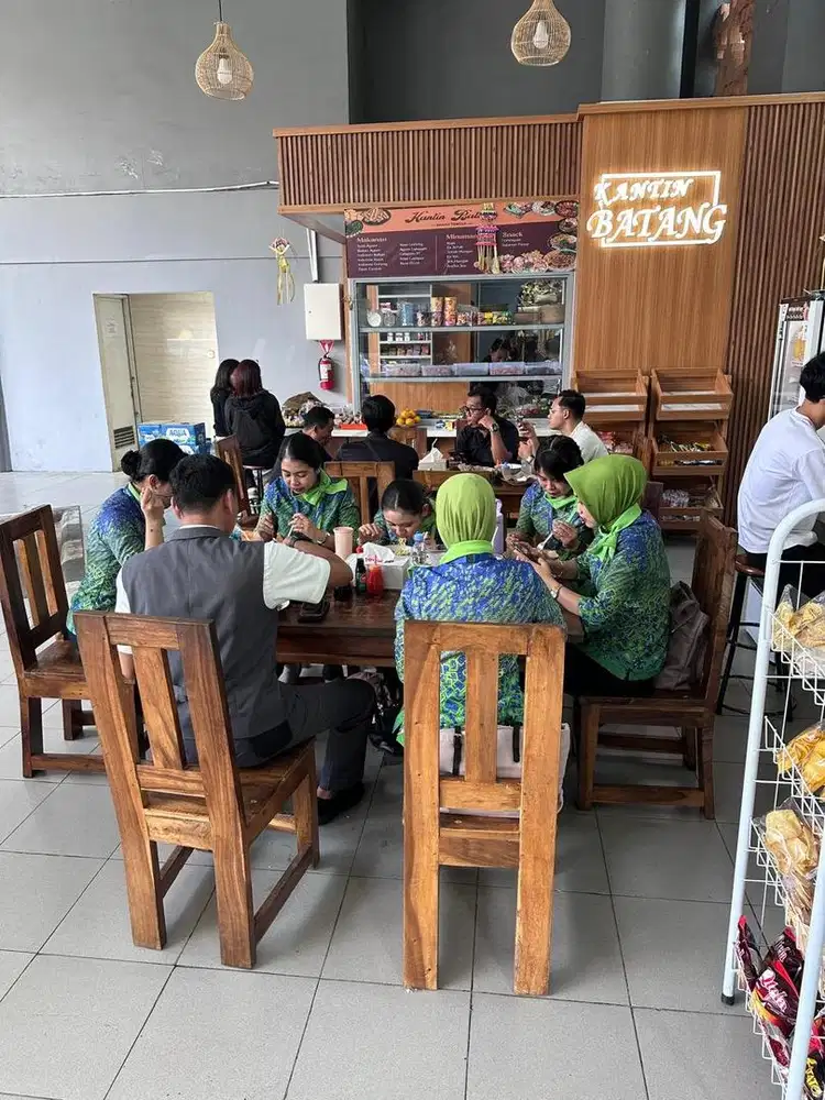 karyawan warung makan
