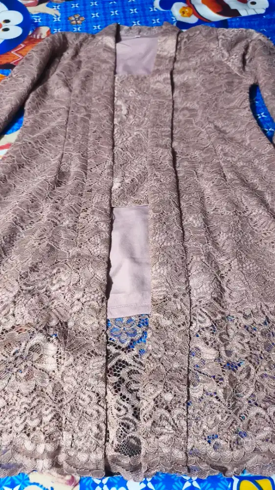 Baju kebaya serta rok kain pinggang karet