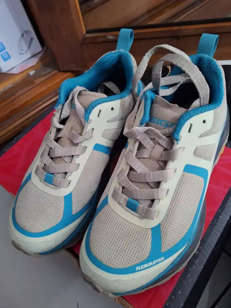 Preloved 99% muluss Eiger Shikra