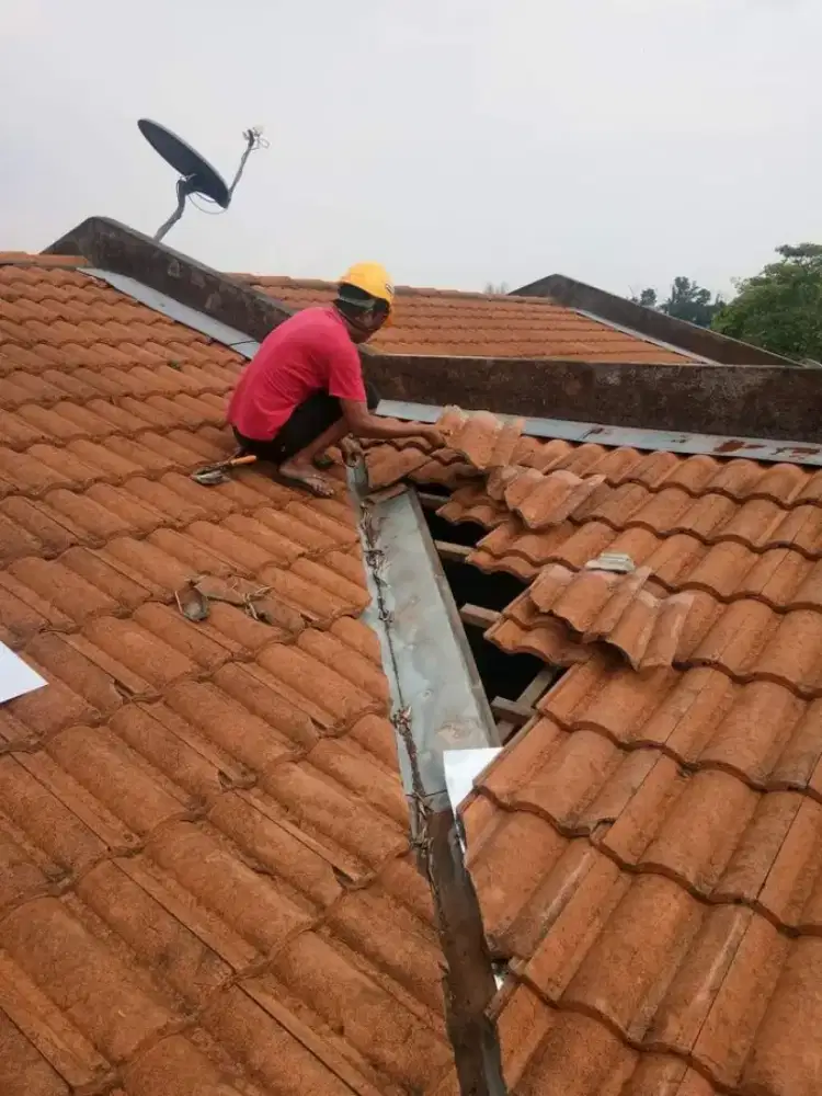 Tukang perbaikan atap bocor, plafon rembes talang air, atap baja dll