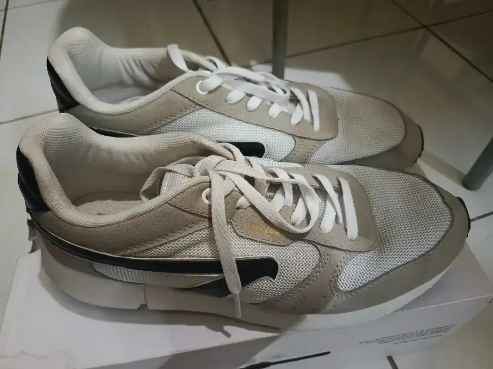 Jual aja sneakers brodo mulus 43