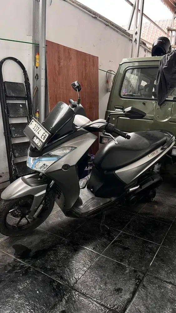 yamaha lexi 2019 warna abu glossy