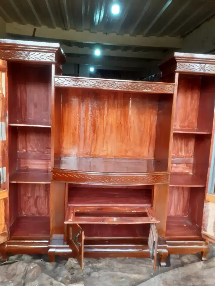 Kaca retak akan ganti bufet jati bekas dah melami