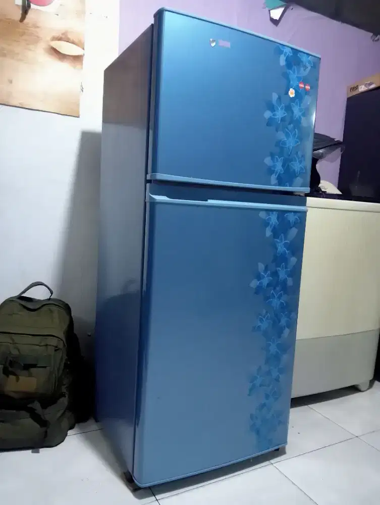 Di jual kulkas Sharp 2 pintu masih orisinil pabrik