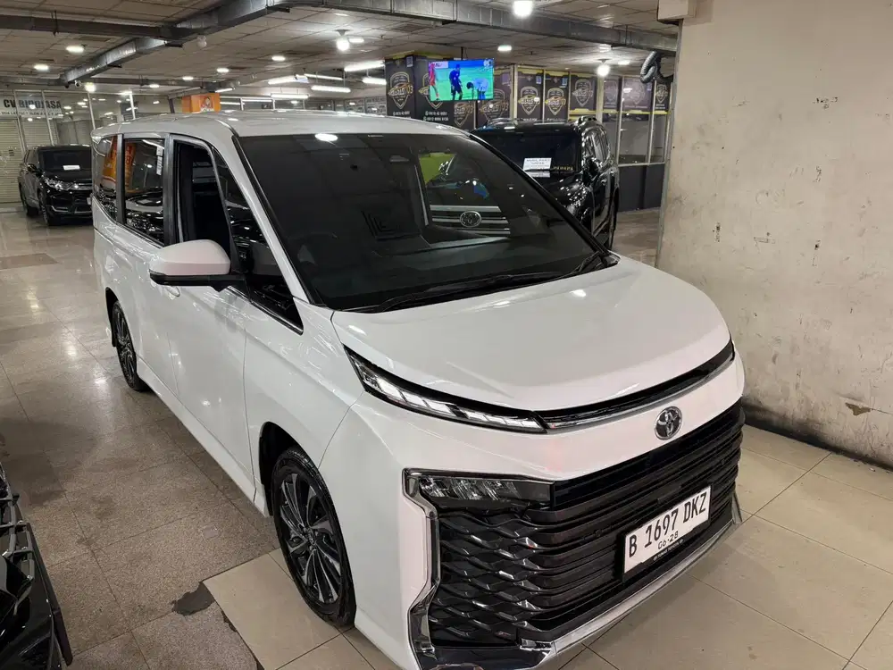 Km 20 rbToyota Voxy 2023 AT