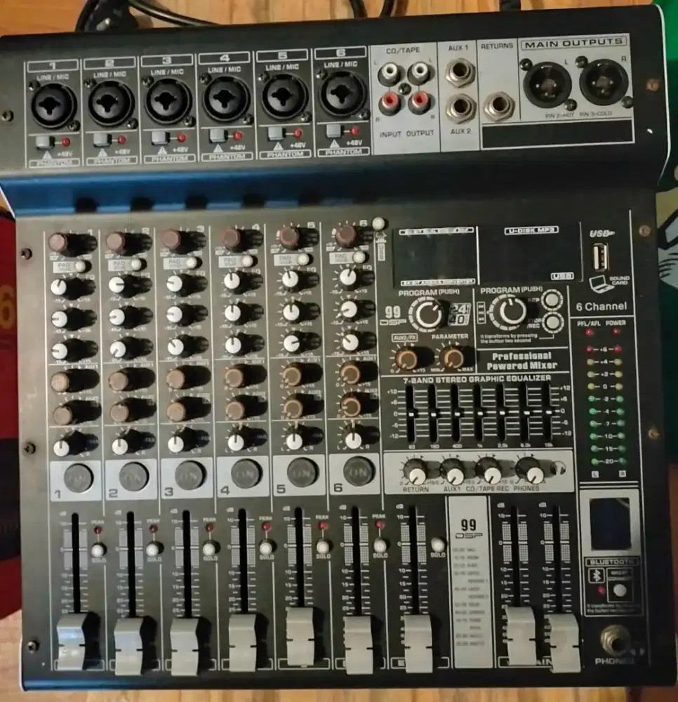 Ini adalah mixer audio bertenaga Black Spider NX6.