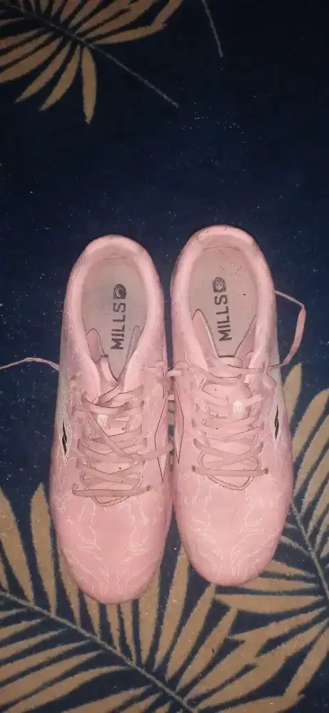 sepatu bola mills pink