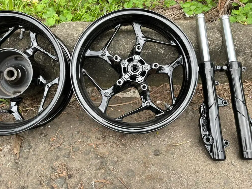 Shockbreaker depan dan Velg PCX 160