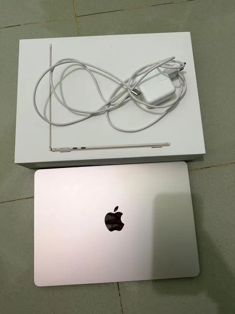 Macbook Air M2 - STARLIGHT (garansi resmi oktober 2026)