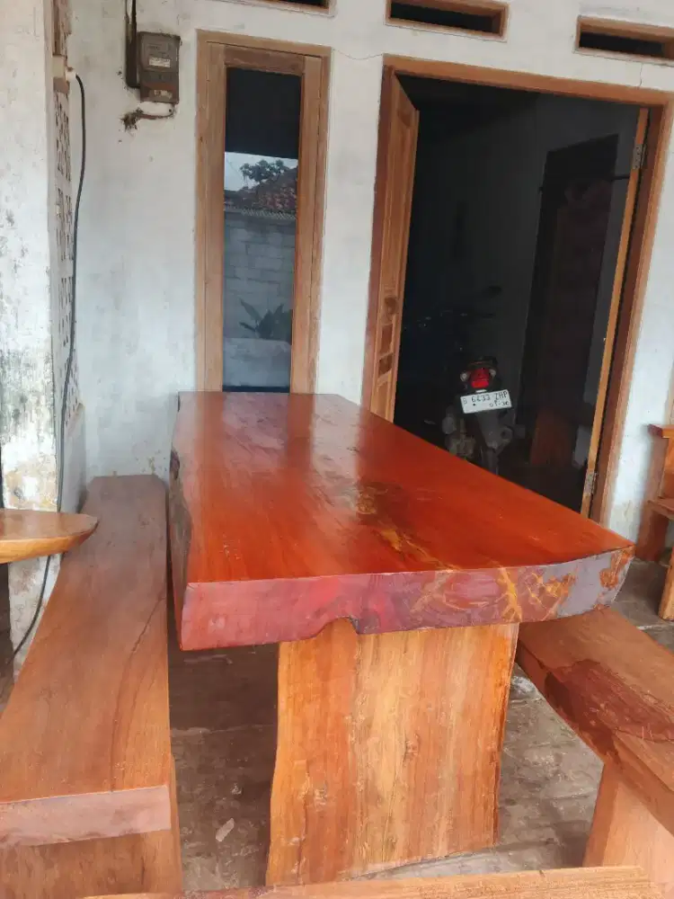 Meja makan antik teras