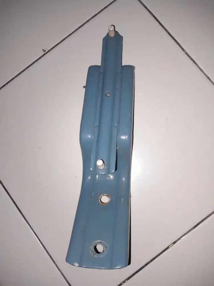 Tiang ban serep Vespa ring 8 original