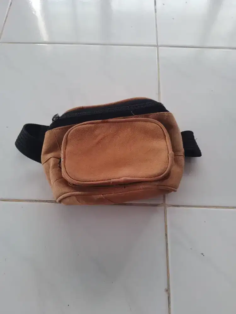 tas pinggang coklat