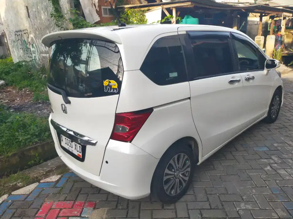 Honda Freed tipe SD tahun 2013. Warna Putih