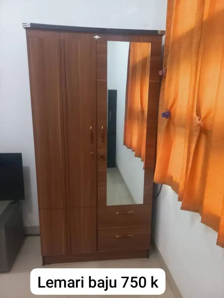 Jual lemari pakaian berbahan kayu