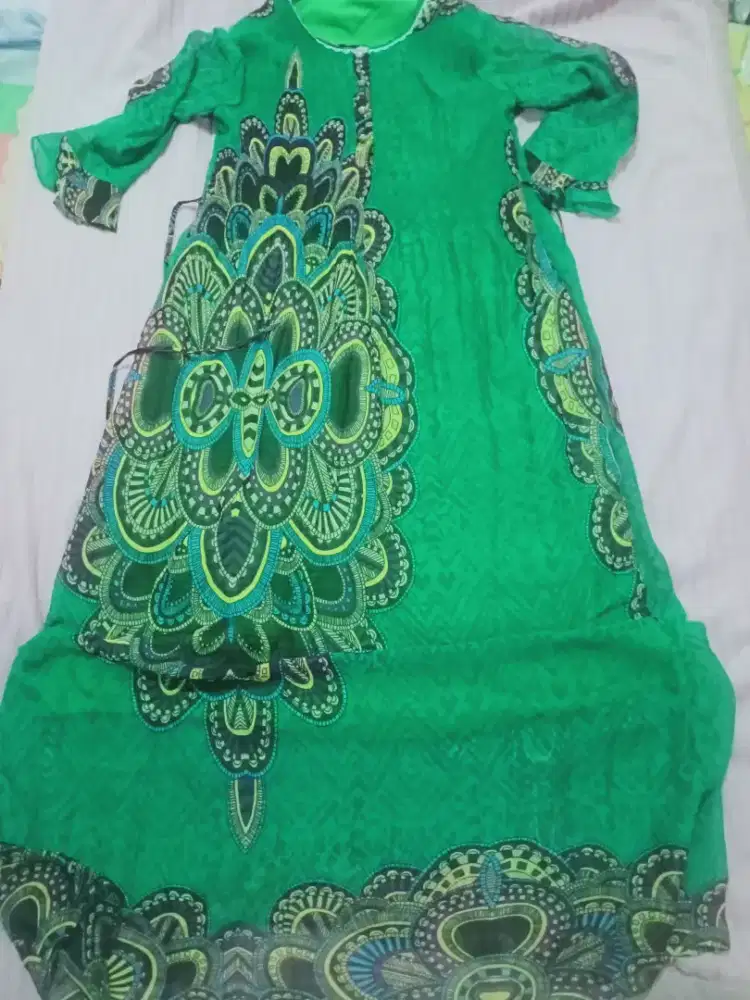 Baju muslim warna hijau botol bermotiv